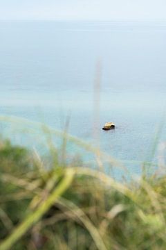 Rocher solitaire dans la mer sur Laura Bosch