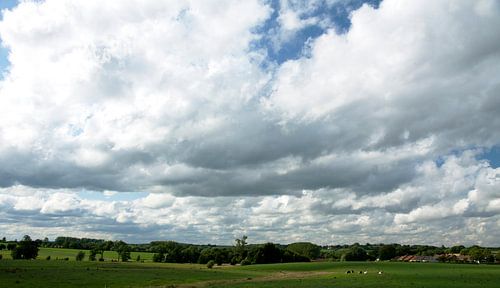 Wolkendek boven limburgs landschap