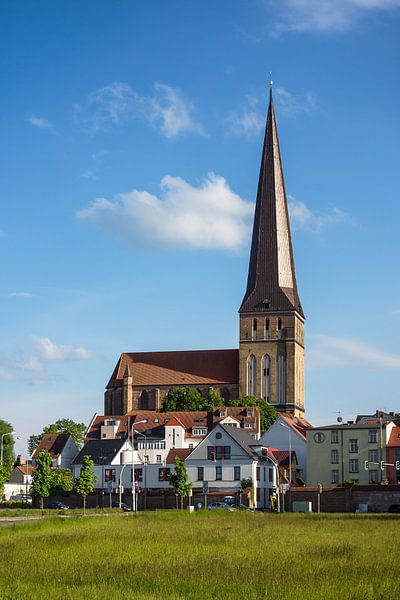 Blick auf die Petrikirche in Rostock van Rico Ködder