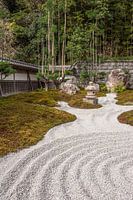 Japanse zen tuin met kiezels en bamboe