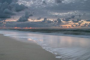 Le surf sur une plage de Vlieland au coucher du soleil sur Arthur Puls Photography