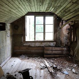 Verlassenes Zimmer auf dem Dachboden von Antoon Loomans