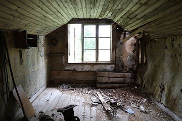 Une pièce abandonnée dans le grenier sur Antoon Loomans