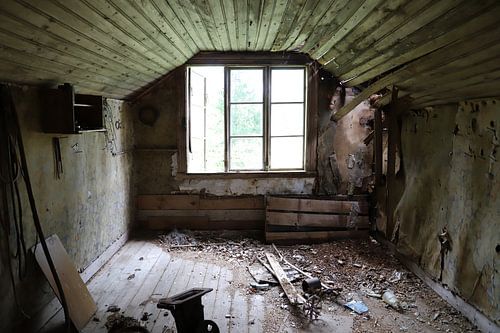Verlassenes Zimmer auf dem Dachboden von Antoon Loomans