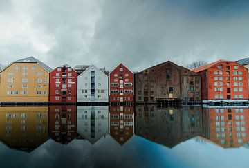 Reflectie Trondheim, Noorwegen van Dayenne van Peperstraten