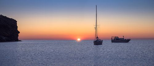 Adembenemende zonsopgang boven Cala Joncols met rustige bootjes in Co