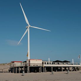 Strandtent met windmolen. Zon, zee en strand van jaldert kraaijeveld