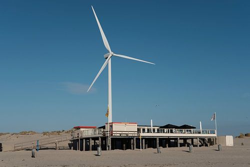 Strandzelt mit Windmühle. Sonne, Meer und Strand