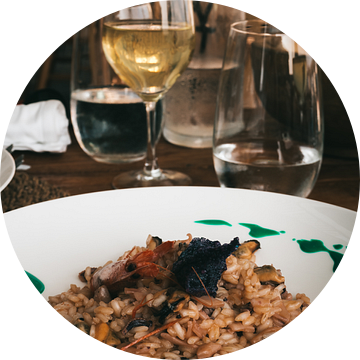 Verse seafood risotto met een glas Italiaanse wijn op het eiland Procida in Italië van Michiel Dros