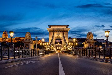 Le pont des chaînes au-dessus du Danube à Budapest sur Roland Brack