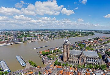 Luchtfoto van het stadje Dordrecht met Onze Lieve Vrouwenkerk in Nederland van Eye on You