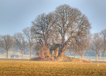 Une grange en pierre sur une colline