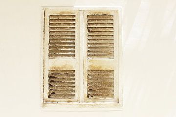Rusty shutters Apulia by Inge Hogenbijl