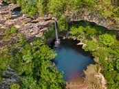 Waterval in een tropisch bos van Anna Martin thumbnail