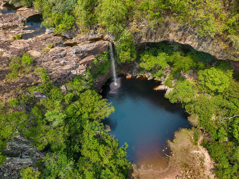 Waterval in een tropisch bos van Anna Martin