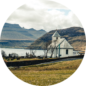 Witte kerk op de Faeröer Eilanden van Expeditie Aardbol