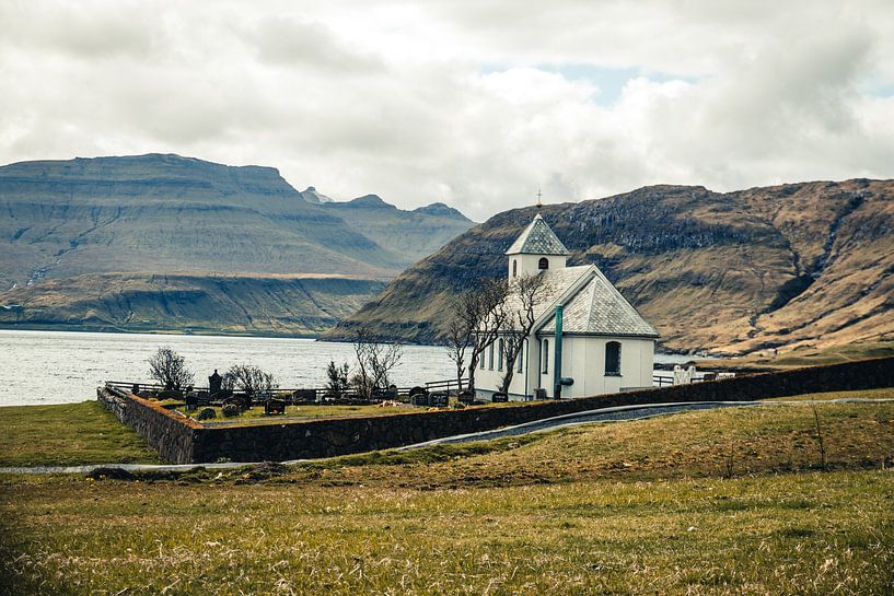 Witte kerk op de Faeröer Eilanden van Expeditie Aardbol