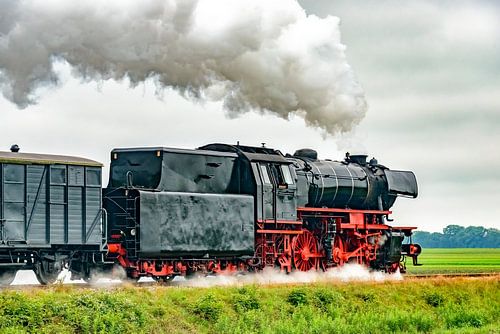 Oude stoomlocomotief op het platteland