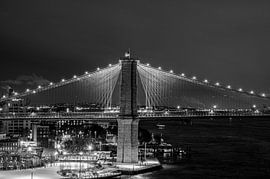Jeu de lumière sur le pont de Brooklyn - Nuits sombres, cordes rayonnantes