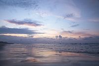 Zon achter de wolken aan de kust van Terschelling