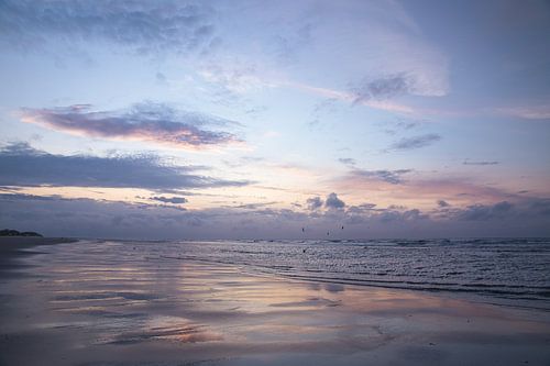 Le soleil derrière les nuages sur la côte de Terschelling