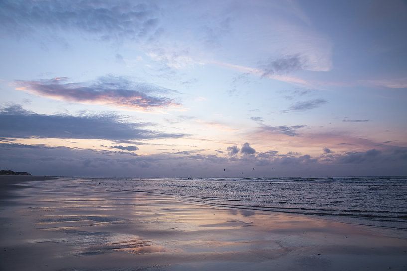 Sonne hinter den Wolken an der Küste von Terschelling von Jolanda Kleij