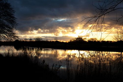 Schemering met zonsondergang op de Ems