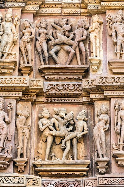 Khajurao - Lakshmana tempel, erotisch relief - 7 van Theo Molenaar