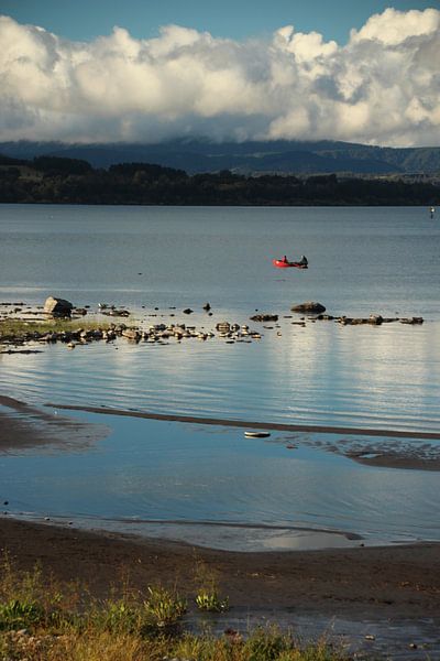 Ruhiger Abend mit dem Boot am Lago Villarrica, Chile von A. Hendriks