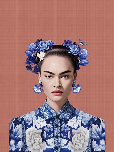 Frida in Delfts blauw op oud roze achtergrond, moderne variatie op iconisch portret