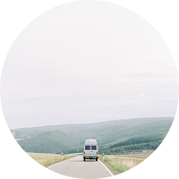 On the road - Oldtimer Mercedes camper vanlife in Duitsland van Milou van Ham
