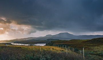 Isle of Skye in Invernesse. Vredige, verlaten plekken in Schotland. Veenmoerassen, zure grassen, overstroomde wetlands met weinig vegetatie. van Jakob Baranowski - Photography - Video - Photoshop