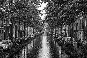 Canal in Delft sur Alex van Doorn