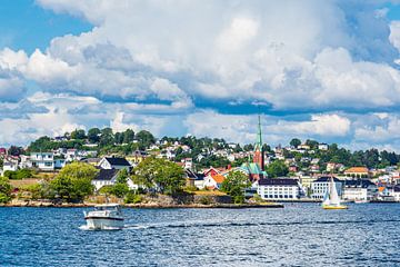 Vue de la ville d'Arendal avec un bateau en Norvège sur Rico Ködder