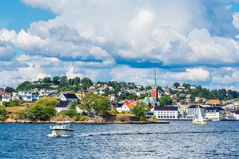 Blick auf die Stadt Arendal mit Boot in Norwegen von Rico Ködder