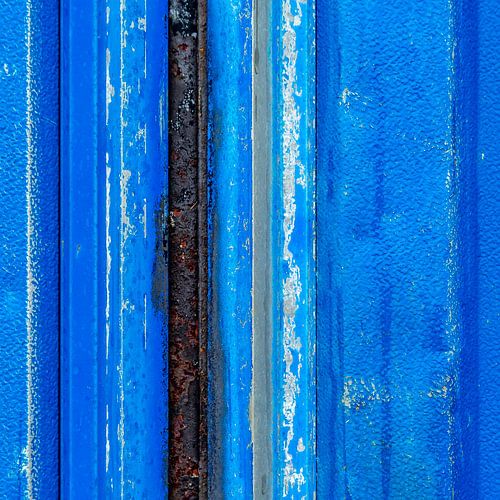 Lignes verticales bleues sur tôle d'aluminium patinée