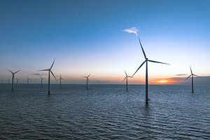 Windturbinen in einem Offshore-Windpark produzieren Strom