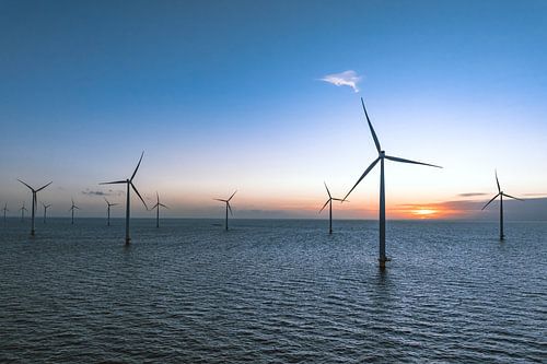Windturbines in een offshore windpark produceren elektriciteit