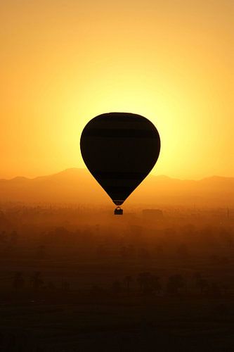 Balloon over the valley of the kings