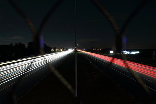 Des traînées lumineuses sur l'autoroute