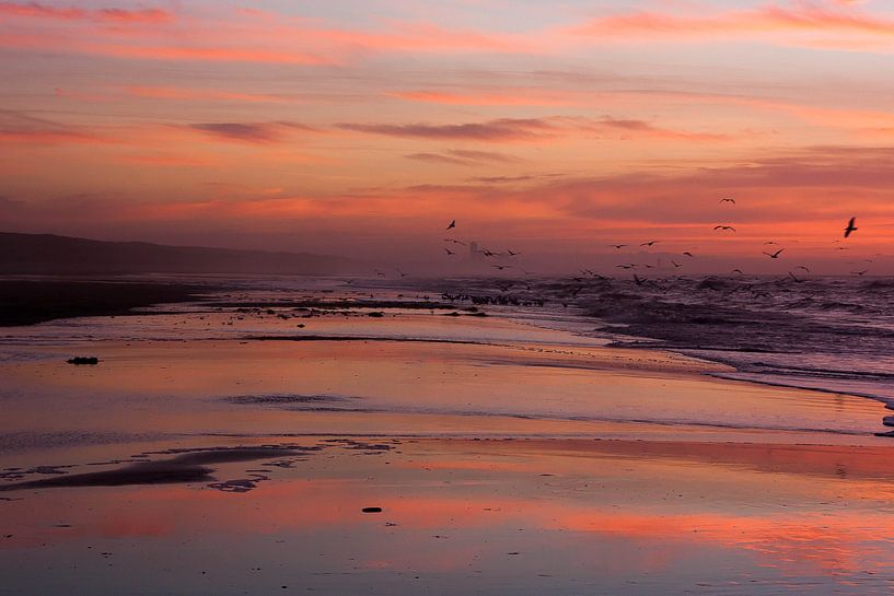 Het strand oranje kleuren van Ferdinand Mul