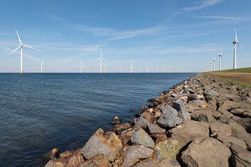 Windmolenpark in het water en op het land sur Tonko Oosterink