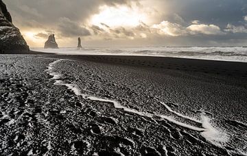 Het zwarte strand van Reynisfjara in IJsland. van Danny Leij