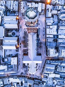 Zwolle Peperbus Kirchturm während eines kalten Wintersonnenaufgangs