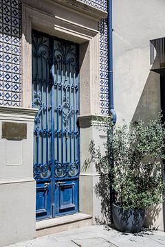 Blue door in Lisbon by Jessica Arends