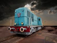 Oude Nederlandse NS dieseltrein in verlaten landschap