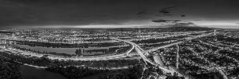 Wien mit Blick über die Donau auf die Altstadt in schwarzweiss. von Manfred Voss, Schwarz-weiss Fotografie