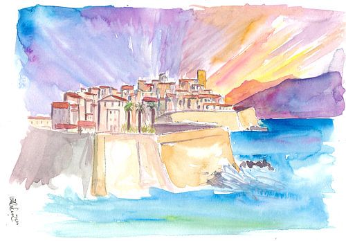 Le paysage urbain d'Antibes sur la Côte d'Azur au coucher du soleil