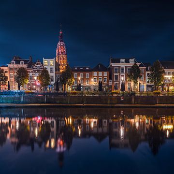 Reflet de la Grote Kerk dans De Nieuwe Haven à Breda