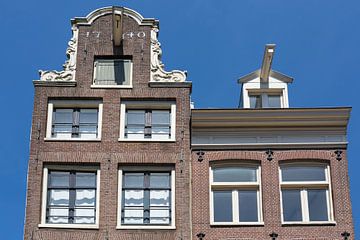 Typische Amsterdamse gevels met verhuis haken van Jan van Dasler